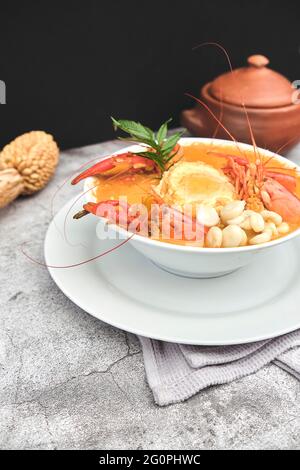 Cuisine péruvienne: Soupe de crevettes, appelée 'Chupe de Camarones', vue de dessus. Mise au point sélective Banque D'Images