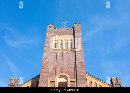 LA NOUVELLE-ORLÉANS, LA, États-Unis - 30 MAI 2021 : clocher de l'église Sainte-Jeanne d'Arc dans le quartier de Carrollton Banque D'Images