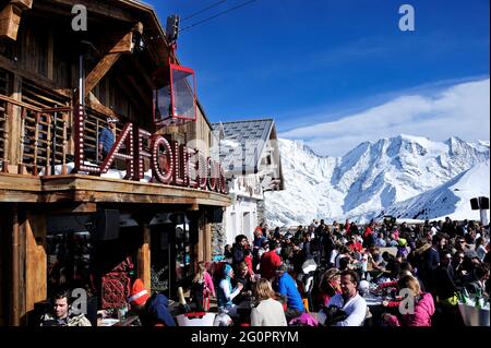 FRANCE, HAUTE-SAVOIE (74) STATION DE SKI DE MEGÈVE ET SAINT-GERVAIS-MONT-BLANC, RESTAURANT DE MONTAGNE LA FRUITIERE ET BAR-SALON LA FOLIE DOUCE, SITUÉ SUR LE S Banque D'Images