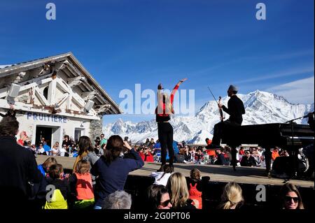 FRANCE, HAUTE-SAVOIE (74) STATION DE SKI DE MEGÈVE ET SAINT-GERVAIS-MONT-BLANC, RESTAURANT DE MONTAGNE LA FRUITIERE ET BAR-SALON LA FOLIE DOUCE, SITUÉ SUR LE S Banque D'Images