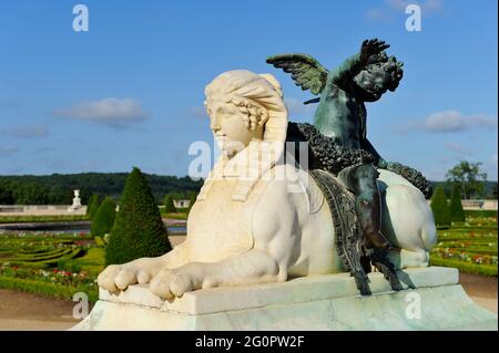 FRANCE, YVELINES (78) DOMAINE DE VERSAILLES, LES JARDINS DU SUD DU PARTERRE, PORT D'AMOUR ? STATUE PAR UN SPHINX DE NICOLAS DUVAL, JACQUES HOUZEAU ET LOUIS Banque D'Images