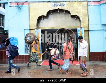 Les rues animées du bazar de Chawk dans le vieux Dhaka, au Bangladesh. Banque D'Images