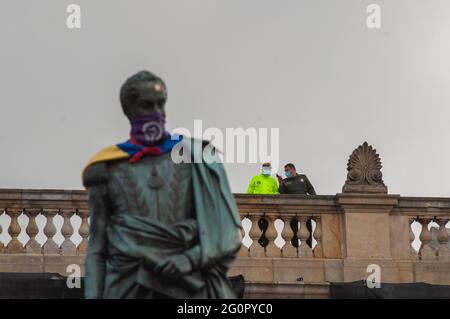 Bogota, Cundinamarca, Colombie. 2 juin 2021. Les policiers nationaux de Colombie regardent des manifestations depuis le toit du bâtiment du congrès colombien, tandis que les Colombiens manifestent le début de la cinquième semaine de manifestations anti-gouvernementales contre les réformes fiscales et sanitaires du président Ivan Duque et la brutalité policière qui a fait au moins 70 morts au cours du dernier mois de manifestations, Le 2 juin 2021 à Bogota, Colombie crédit: CHEPA Beltran/LongVisual/ZUMA Wire/Alamy Live News Banque D'Images