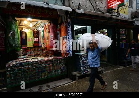 Les rues animées du bazar de Chawk dans le vieux Dhaka, au Bangladesh. Banque D'Images