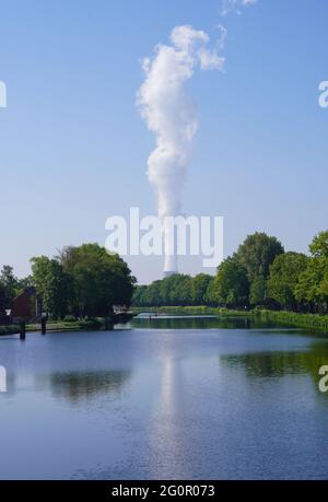 Les émissions d'une centrale nucléaire sont visibles à la fin de ce canal. Réflexions dans l'eau. Banque D'Images