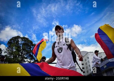 Pasto, Narino, Colombie. 2 juin 2021. Demostrator vole le drapeau de la Colombie dans le cadre de la grève nationale à Pasto, Narino le 2 juin, 2021 lors d'une manifestation anti-gouvernementale contre les réformes fiscales et sanitaires du président Ivan Duque, les troubles et les violations causés par des abus de pouvoir de la police qui ont fait 70 morts depuis que les manifestations ont été signalées le 28 avril. Crédit: Camilo Erasso/LongVisual/ZUMA Wire/Alamy Live News Banque D'Images