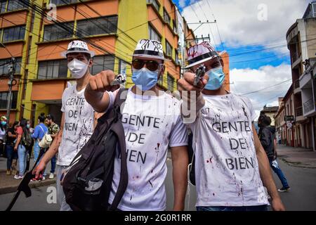 Pasto, Narino, Colombie. 2 juin 2021. Un groupe de démostrateurs dépeignent les citoyens vus à Cali ayant tiré pendant les rétrogradations aux manifestants les jours précédents à Pasto, Narino, le 2 juin, 2021 lors d'une manifestation anti-gouvernementale contre les réformes fiscales et sanitaires du président Ivan Duque, les troubles et les violations causés par des abus de pouvoir de la police qui ont fait 70 morts depuis que les manifestations ont été signalées le 28 avril. Crédit: Camilo Erasso/LongVisual/ZUMA Wire/Alamy Live News Banque D'Images