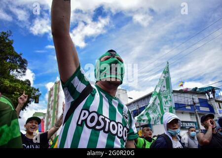 Pasto, Narino, Colombie. 2 juin 2021. Le fan d'équipe participe à la manifestation dans le contexte de la grève nationale de Pasto, Narino, le 2 juin, 2021 lors d'une manifestation anti-gouvernementale contre les réformes fiscales et sanitaires du président Ivan Duque, les troubles et les violations causés par des abus de pouvoir de la police qui ont fait 70 morts depuis que les manifestations ont été signalées le 28 avril. Crédit: Camilo Erasso/LongVisual/ZUMA Wire/Alamy Live News Banque D'Images