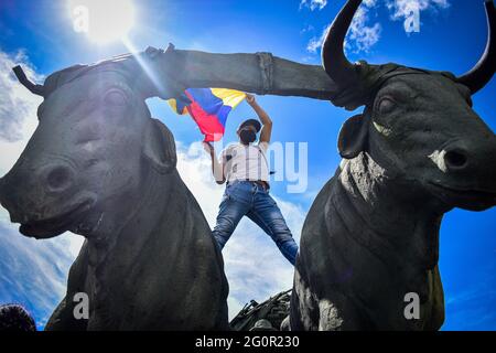 Pasto, Narino, Colombie. 2 juin 2021. Le manifestant se dresse sur un monument dédié aux ouvriers et aux paysans à Pasto, Narino, le 2 juin, 2021 lors d'une manifestation anti-gouvernementale contre les réformes fiscales et sanitaires du président Ivan Duque, les troubles et les violations causés par des abus de pouvoir de la police qui ont fait 70 morts depuis que les manifestations ont été signalées le 28 avril. Crédit: Camilo Erasso/LongVisual/ZUMA Wire/Alamy Live News Banque D'Images