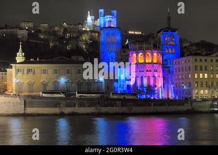 FRANCE. RHÔNE (69) LYON. LE FESTIVAL DE LUMIÈRE 2008, 8 DE DÉCEMBRE, LES GENS DE LYON UTILISENT POUR CÉLÉBRER LA VIERGE MARIE QUI A SAUVÉ LA VILLE DE LA PESTE DEDANS Banque D'Images