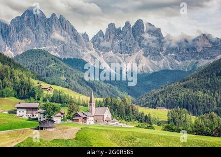 Village de Santa Maddalena avec de belles montagnes des Dolomites en arrière-plan, vallée du Val di Funes, Italie