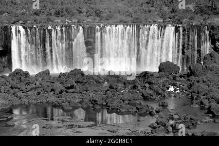 Vue panoramique sur les chutes d'Iguazu du côté brésilien, Foz do Iguacu, Brésil, Amérique du Sud en monochrome Banque D'Images