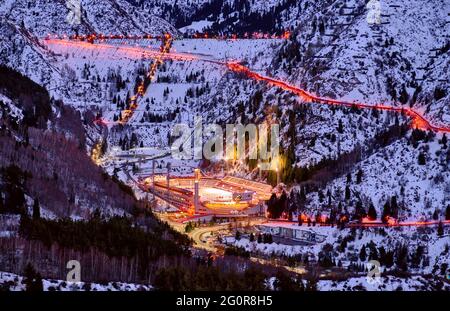 Almaty, Kazakhstan - 19 février 2021 : vallée MEDEO avec un barrage à circulation et une patinoire du même nom au crépuscule Banque D'Images