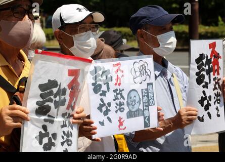 Tokyo, Japon. 3 juin 2021. Quelque 100 manifestants tiennent des pancartes pour dénoncer le Premier ministre japonais Yoshihide Suga devant le bâtiment de la Diète à Tokyo, le jeudi 3 juin 2021. Credit: Yoshio Tsunoda/AFLO/Alay Live News Banque D'Images