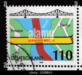 Un timbre imprimé en Allemagne montre le pont Glienicke entre Berlin et Potsdam, vers 1998 Banque D'Images