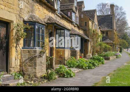 Rangée de cottages en pierre de Cotswold de couleur miel sur High Street, dans la ville attrayante de Broadway, Cotswolds, Royaume-Uni Banque D'Images