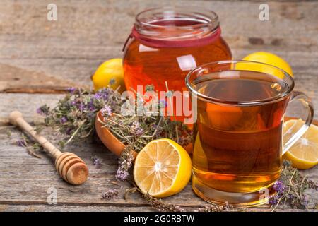 Thé biologique naturel de menthe sauvage et de miel sur une table rustique Banque D'Images