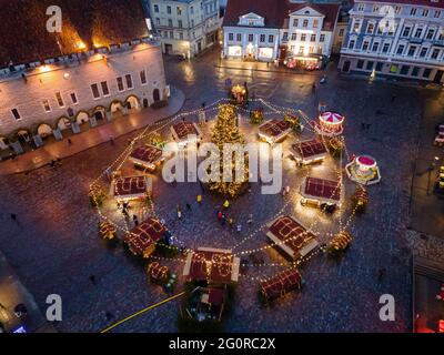 Tallinn, Estonie - décembre 17 2020 : vue aérienne du marché de Noël dans la vieille ville. Maisons médiévales avec toits rouges le soir Banque D'Images