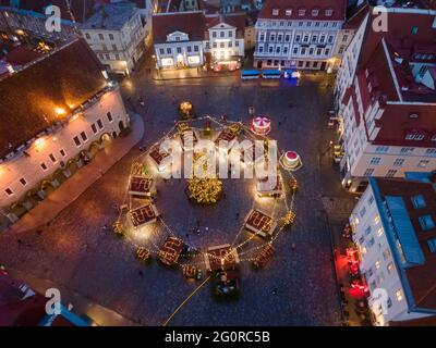 Tallinn, Estonie - décembre 17 2020 : vue aérienne du marché de Noël dans la vieille ville. Maisons médiévales avec toits rouges le soir Banque D'Images