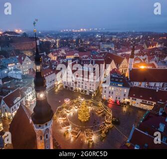 Tallinn, Estonie - décembre 17 2020 : vue aérienne du marché de Noël dans la vieille ville. Maisons médiévales avec toits rouges le soir Banque D'Images