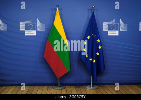 Bruxelles, Belgique. 03ème juin 2021. Drapeau européen et lituanien aux bureaux de la Commission européenne à Bruxelles, Belgique, le 3 juin 2021. Crédit: ALEXANDROS MICHAILIDIS/Alamy Live News Banque D'Images