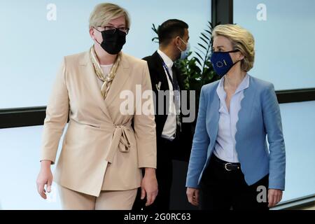 Bruxelles, Belgique. 03ème juin 2021. La présidente de la Commission européenne, Ursula von der Leyen, souhaite la bienvenue au Premier ministre lituanien Ingrida Simonyte, avant une réunion à la Commission européenne à Bruxelles, en Belgique, le 3 juin 2021. Crédit: ALEXANDROS MICHAILIDIS/Alamy Live News Banque D'Images