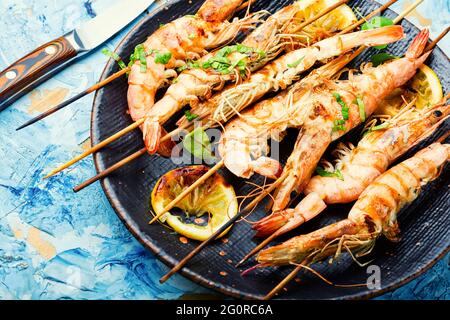 Langoustines grillées, crevettes grillées sur une brochette.assiette de fruits de mer grillée.crevettes barbecue Banque D'Images