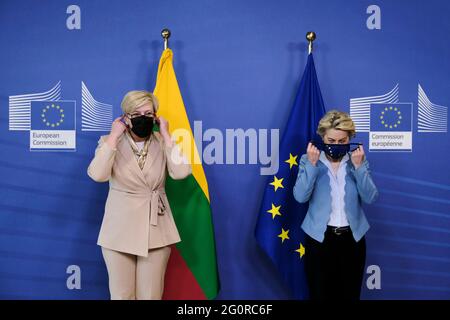 Bruxelles, Belgique. 03ème juin 2021. La présidente de la Commission européenne, Ursula von der Leyen, souhaite la bienvenue au Premier ministre lituanien Ingrida Simonyte, avant une réunion à la Commission européenne à Bruxelles, en Belgique, le 3 juin 2021. Crédit: ALEXANDROS MICHAILIDIS/Alamy Live News Banque D'Images