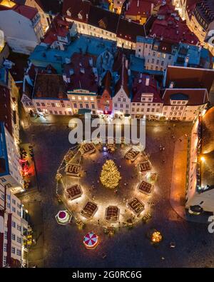Tallinn, Estonie - décembre 17 2020 : vue aérienne du marché de Noël dans la vieille ville. Maisons médiévales avec toits rouges le soir Banque D'Images