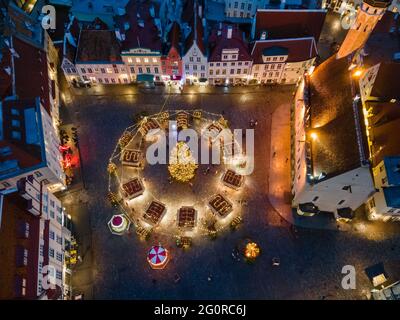 Tallinn, Estonie - décembre 17 2020 : vue aérienne du marché de Noël dans la vieille ville. Maisons médiévales avec toits rouges le soir Banque D'Images