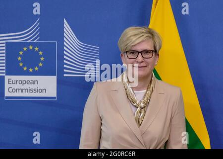 Bruxelles, Belgique. 03ème juin 2021. La présidente de la Commission européenne, Ursula von der Leyen, souhaite la bienvenue au Premier ministre lituanien Ingrida Simonyte, avant une réunion à la Commission européenne à Bruxelles, en Belgique, le 3 juin 2021. Crédit: ALEXANDROS MICHAILIDIS/Alamy Live News Banque D'Images