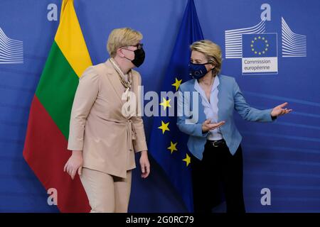 Bruxelles, Belgique. 03ème juin 2021. La présidente de la Commission européenne, Ursula von der Leyen, souhaite la bienvenue au Premier ministre lituanien Ingrida Simonyte, avant une réunion à la Commission européenne à Bruxelles, en Belgique, le 3 juin 2021. Crédit: ALEXANDROS MICHAILIDIS/Alamy Live News Banque D'Images