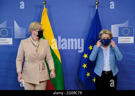 Bruxelles, Belgique. 03ème juin 2021. La présidente de la Commission européenne, Ursula von der Leyen, souhaite la bienvenue au Premier ministre lituanien Ingrida Simonyte, avant une réunion à la Commission européenne à Bruxelles, en Belgique, le 3 juin 2021. Crédit: ALEXANDROS MICHAILIDIS/Alamy Live News Banque D'Images