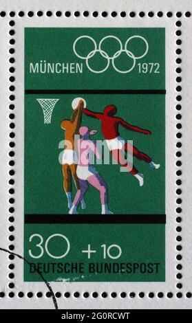 Timbre imprimé en Allemagne montre le basket-ball et les anneaux olympiques, Jeux Olympiques d'été 1972 à Munich, vers 1972 Banque D'Images