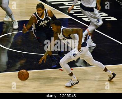 Los Angeles, États-Unis. 03ème juin 2021. Paul George (13), garde des Los Angeles Clippers, perd le contrôle du ballon à Dallas Mavericks, avant Dorian Finney-Smith (10), au cours du quatrième trimestre de la partie 5 de leur série de éliminatoires du meilleur des sept au Staples Center de Los Angeles, le mercredi 2 juin 2021. Les Clippers ont perdu à Dallas 105-100, leurs ambitions de championnat sont suspendues pour la vie chère derrière 3-2 dans la série, avec le jeu 6 à venir vendredi à Dallas. Photo de Jim Ruymen/UPI crédit: UPI/Alay Live News Banque D'Images