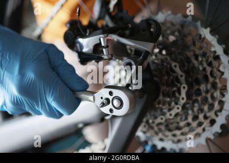 Mécanicien travaillant dans un atelier de réparation de vélos, mécanicien réparant des vélos Banque D'Images
