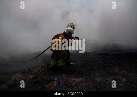 Katmandou, Népal. 3 juin 2021. Les pompiers népalais, ainsi que l'aide de l'armée et de la police, travaillent pour éteindre un incendie pris sur un site de déversement à Katmandou, au Népal, le jeudi 3 juin 2021. Crédit: Skanda Gautam/ZUMA Wire/Alay Live News Banque D'Images