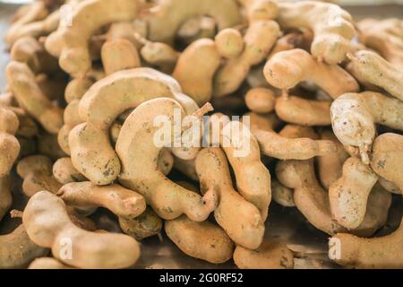 Une pile de tamarin frais bio sur le marché. Banque D'Images