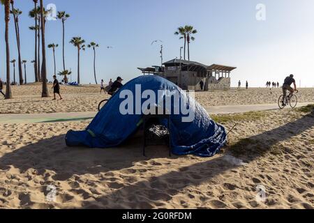 LOS ANGELES, ÉTATS-UNIS - 23 mai 2021 : une tente avec une bâche au-dessus de celle-ci se trouve sur la plage près de la promenade de Venice Beach. Les sans-abri ont des tentes Banque D'Images