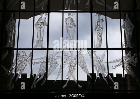 'Écran des Saints et des Anges' (John Hutton, 1962, verre gravé), cathédrale de New Coventry, rue du Prieuré, Coventry, West Midlands, Angleterre, Royaume-Uni, Europe Banque D'Images