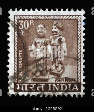 Timbre imprimé en Inde montre une paire de poupées traditionnelles indiennes d'artisanat, vers 1967 Banque D'Images