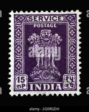 Timbre imprimé en Inde montre la capitale du lion du pilier Ashoka de Sarnath, emblème national de l'Inde, vers 1957 Banque D'Images