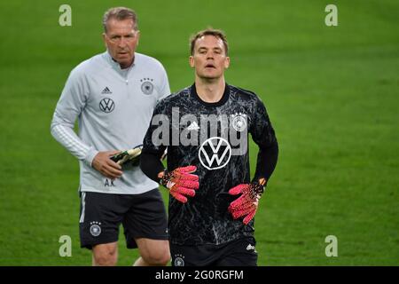 Stade Innsbruck/Tivoli. Allemagne, 02/06/2021, goalwart Manuel NEUER (GER) Warming up, hi: Andreas KOEPKE, KOPKE, goalwartcoach (GER). Action. Football Laenderspiel, jeu amical, Allemagne (GER) - Daenemark (DEN) 1-1 sur 02.06.2021 à Innsbruck/Tivoli Stadium. Banque D'Images