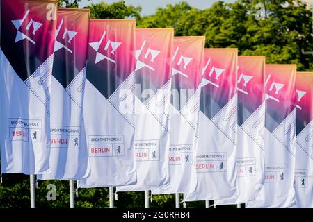 Berlin, Allemagne. 03ème juin 2021. Championnat allemand, Olympiapark Berlin : les drapeaux de finale sont en vol à l'Olympiapark Berlin. Credit: Christoph Soeder/dpa/Alay Live News Banque D'Images