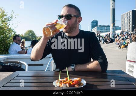 En appréciant la cuisine traditionnelle de rue / restaurants à Berlin Allemagne et de boire de la bière Banque D'Images