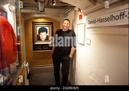 Un homme explore le petit musée David Hasselhoff au sous-sol d'un pub à Berlin en Allemagne Banque D'Images