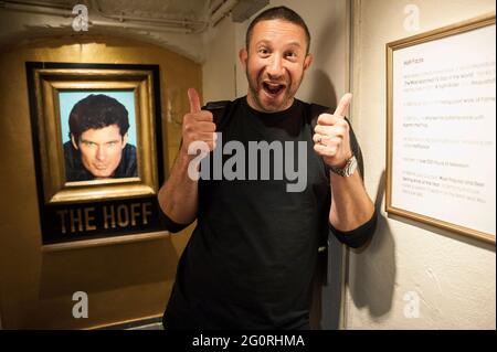 Un homme explore le petit musée David Hasselhoff au sous-sol d'un pub à Berlin en Allemagne Banque D'Images