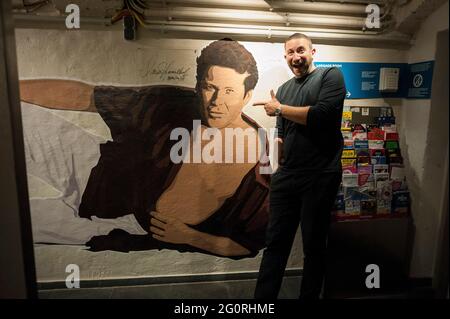 Un homme explore le petit musée David Hasselhoff au sous-sol d'un pub à Berlin en Allemagne Banque D'Images