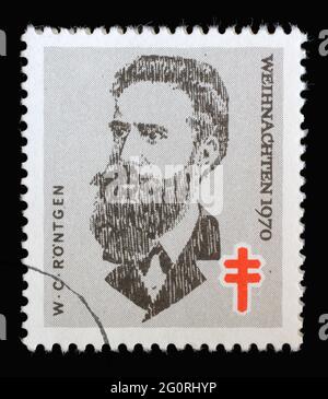 Le timbre imprimé en Allemagne montre le portrait de Wilhelm Conrad Röntgen, Noël 1970, vers 1970 Banque D'Images