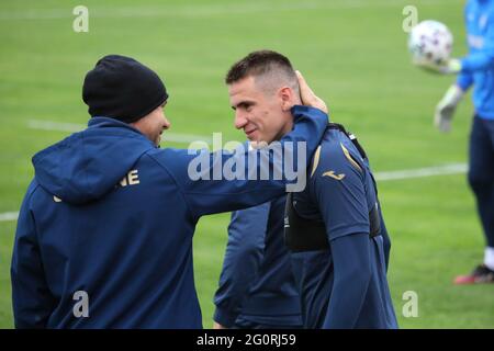 Non exclusif: KHARKIV, UKRAINE - 2 JUIN 2021 - entraîneur-chef de l'Ukraine Andriy Shevchenko (L) assiste à la séance de formation ouverte de ses charges avant Banque D'Images